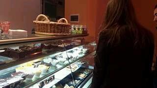Frigorifer banak ftohes dhe lule dekoruse natyrale