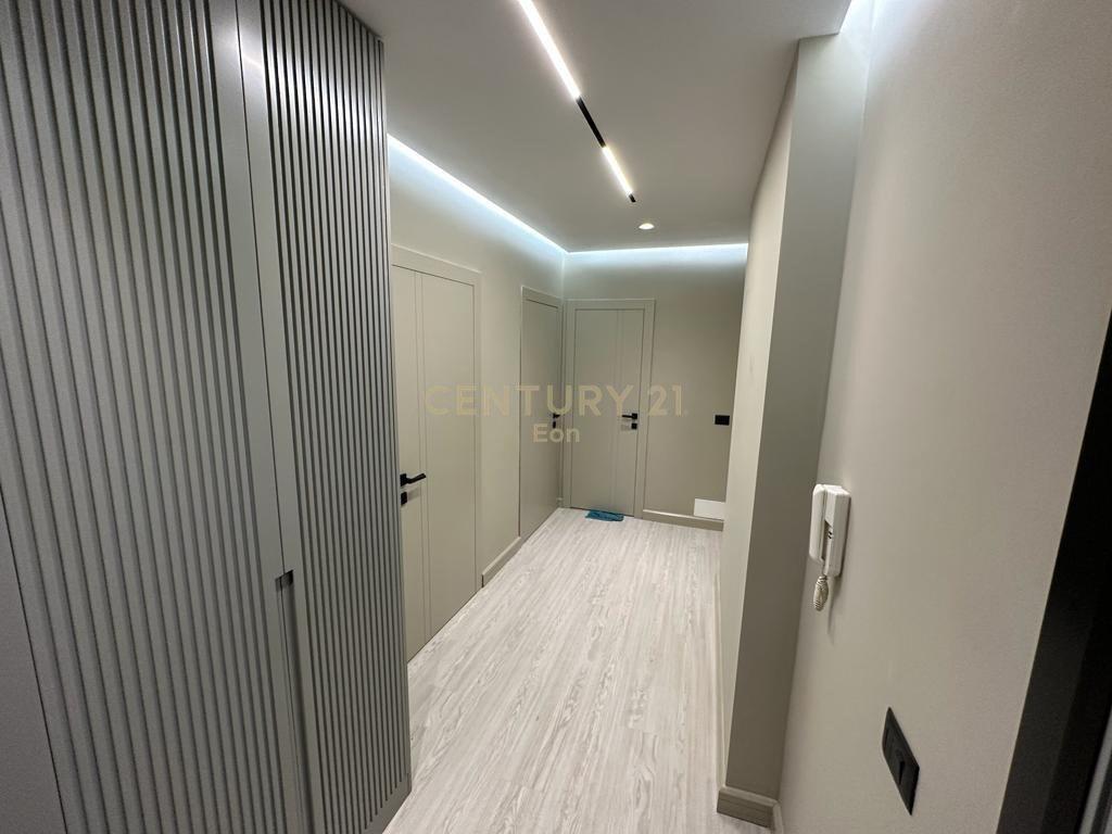 Shitet-Apartament-2+2-me-Pamje-Deti-në-Golem--Mali-Robit--
