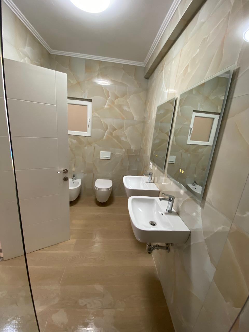 Jepet-me-qera-Apartamenti-1+1---ne-fund-te-Bulevardit-te-Ri