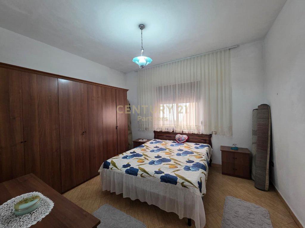 0697603180Shitet-Vilë-3-Katëshe-me-Oborr---Zona-Plazh--Hekur
