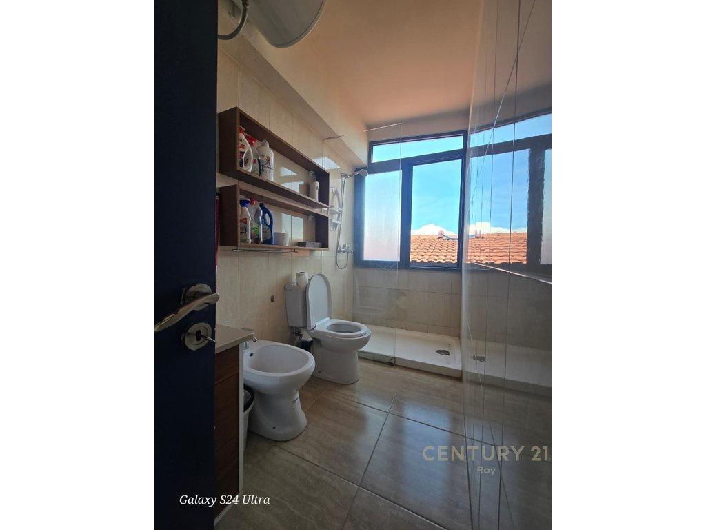 +355698329326-Jepet-apartament-2+1-me-pamje-deti-prane-xhami