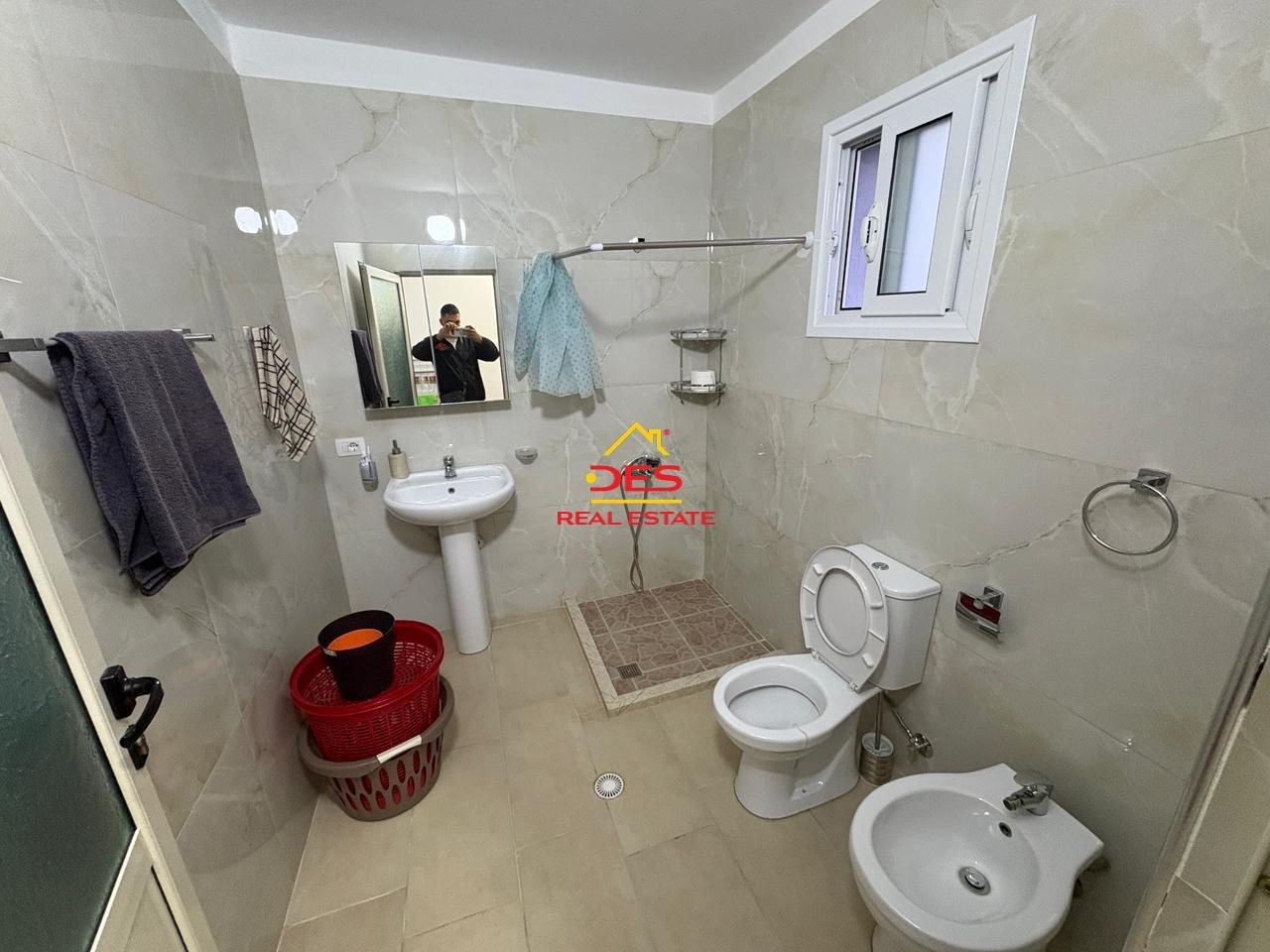 JEPET-ME-QIRA-SHTËPI-PRIVATE-PRANË-STACIONIT-TË-TRENIT-VLOR