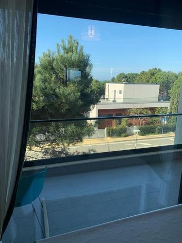 Shitet apartament ne bregdet