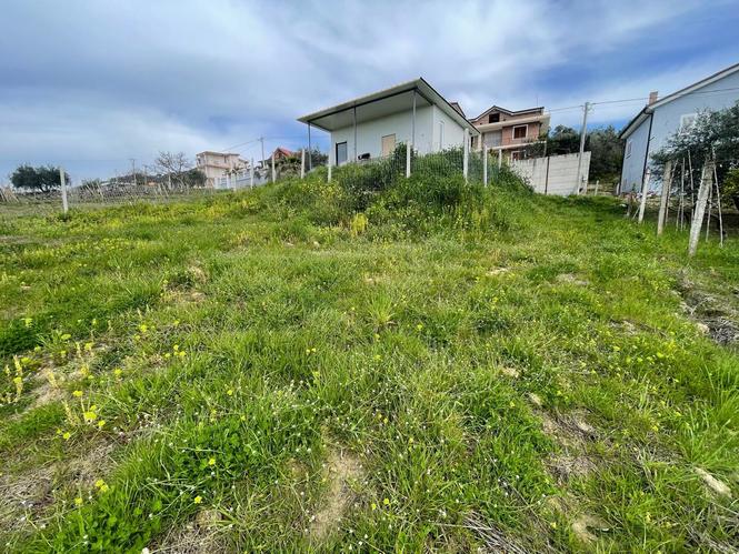 Shitet toke are+ndertese e banueshme 40m2 ne Manez Durres