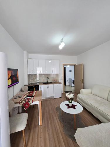 Apartament 1+1 buzë liqenit