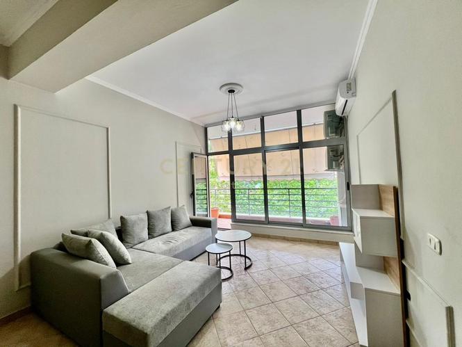 QIRA, APARTAMENT MODERN 2+1+2 me POST PARKIMI, GLOBE / RRUGA