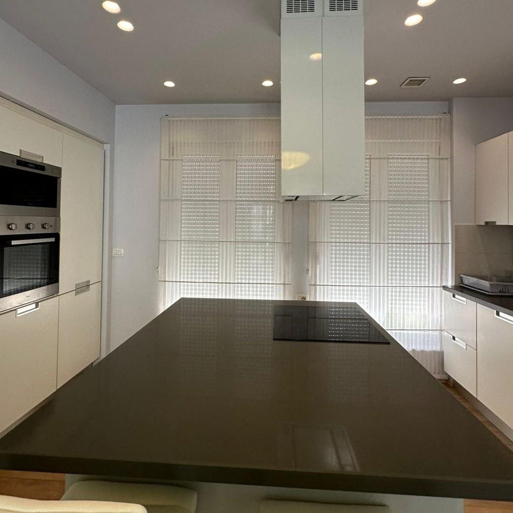 ----Jepet-me-Qira-Vilë-4-Katëshe---White-House-Residence--pr