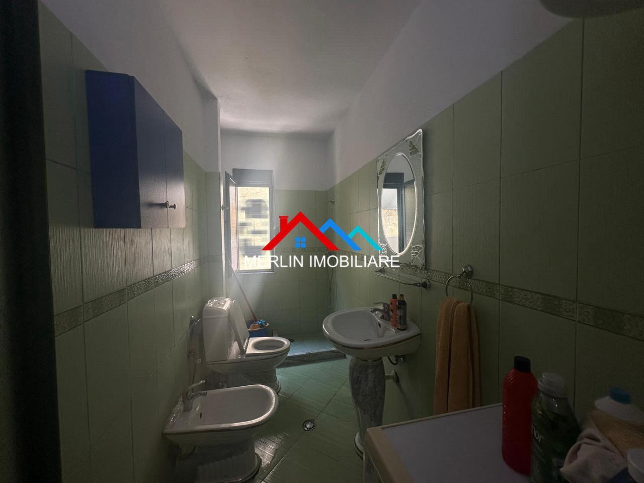 SHITET-APARTAMENT-1+1-TEK-MALI-I-ROBIT-NE-BREGDET-