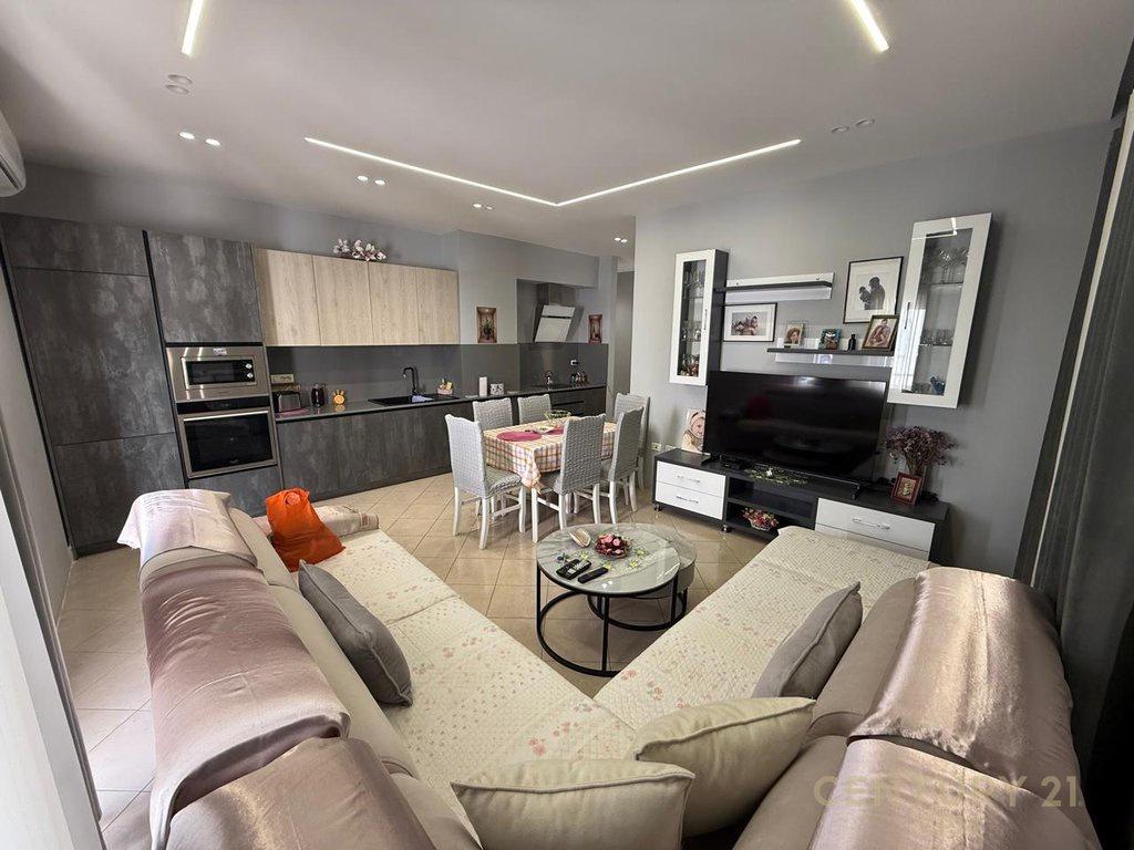 Apartament-3+1+2-+80m-Verande-Per-shitje-në-Fresk--Tiranë