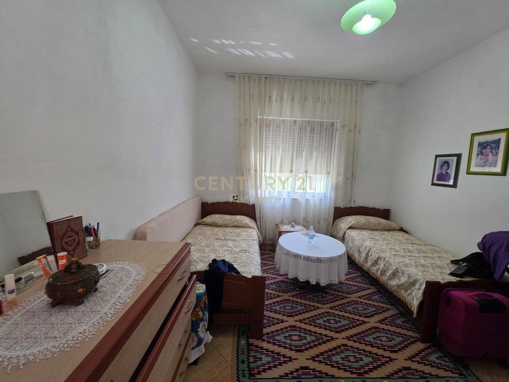 0697603180Shitet-Vilë-3-Katëshe-me-Oborr---Zona-Plazh--Hekur