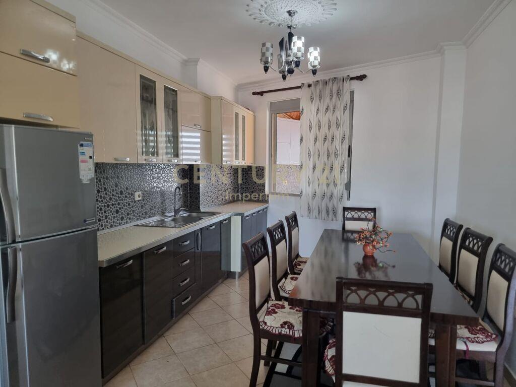 Apartament-3+1+2-per-Qira-pranë-rreth-rrotullimit-Yzberisht